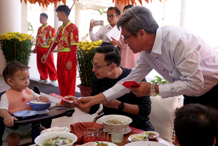 Bình Định, Bình Thuận lì xì du khách “xông đất” đầu năm- Ảnh 2. Bình Định, Bình Thuận lì xì du khách “xông đất” đầu năm- Ảnh 2.