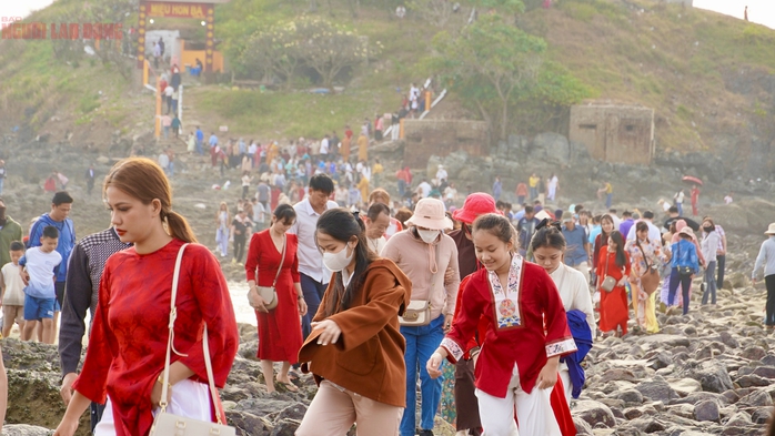Dòng người nối dài "vượt biển" viếng miếu Hòn Bà sáng mùng 1 Tết- Ảnh 3. Dòng người nối dài "vượt biển" viếng miếu Hòn Bà sáng mùng 1 Tết- Ảnh 3.