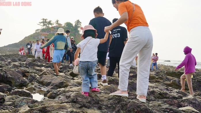 Dòng người nối dài "vượt biển" viếng miếu Hòn Bà sáng mùng 1 Tết- Ảnh 8. Dòng người nối dài "vượt biển" viếng miếu Hòn Bà sáng mùng 1 Tết- Ảnh 8.