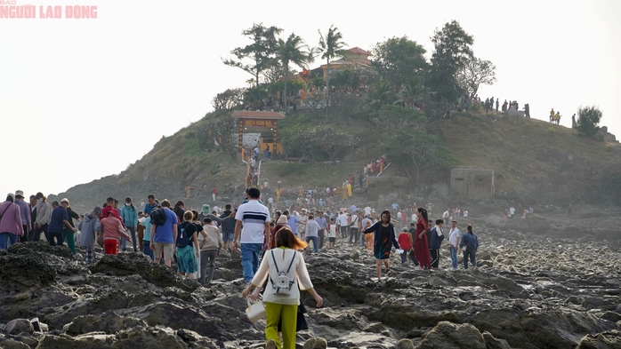 Dòng người nối dài "vượt biển" viếng miếu Hòn Bà sáng mùng 1 Tết- Ảnh 10. Dòng người nối dài "vượt biển" viếng miếu Hòn Bà sáng mùng 1 Tết- Ảnh 10.
