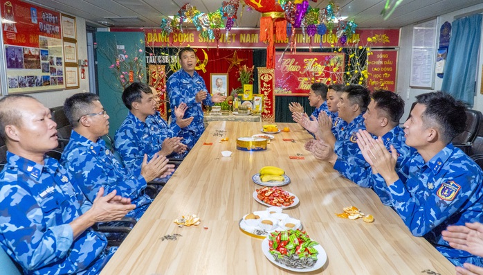 Chiến sĩ Vùng Cảnh sát biển 3 trổ tài gói bánh chưng, chơi trò chơi dân gian- Ảnh 1. Chiến sĩ Vùng Cảnh sát biển 3 trổ tài gói bánh chưng, chơi trò chơi dân gian- Ảnh 1.