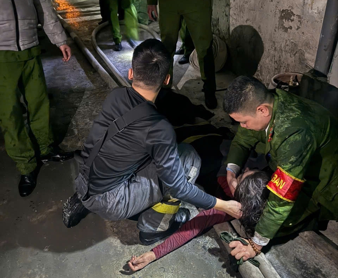 Giải cứu 3 người mắc kẹt trong vụ cháy lúc giao thừa- Ảnh 1. Giải cứu 3 người mắc kẹt trong vụ cháy lúc giao thừa- Ảnh 1.