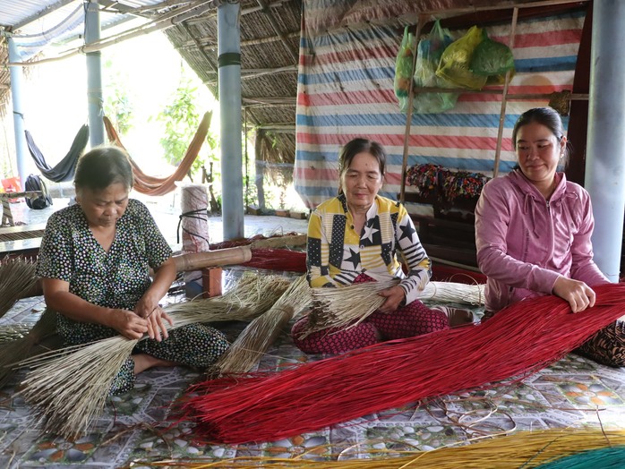 Những người thợ dệt chiếu cuối cùng ở Cà Mau- Ảnh 4. Những người thợ dệt chiếu cuối cùng ở Cà Mau- Ảnh 4.