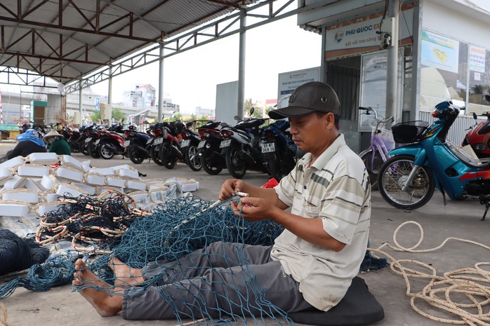 VIDEO: Ngư dân thị trấn biển lớn nhất ĐBSCL phấn khởi chuyến biển đầu năm- Ảnh 5. VIDEO: Ngư dân thị trấn biển lớn nhất ĐBSCL phấn khởi chuyến biển đầu năm- Ảnh 5.