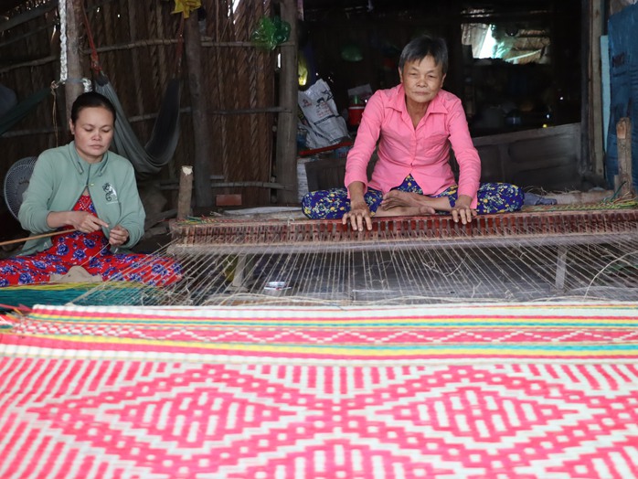 Những người thợ dệt chiếu cuối cùng ở Cà Mau- Ảnh 6. Những người thợ dệt chiếu cuối cùng ở Cà Mau- Ảnh 6.