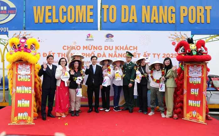 Du khách đường biển, hàng không tấp nập xông đất Đà Nẵng- Ảnh 2. Du khách đường biển, hàng không tấp nập xông đất Đà Nẵng- Ảnh 2.