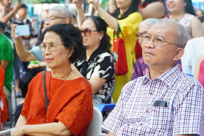Xé túi mù, nhận lì xì...ở Lễ hội Đường Sách Tết- Ảnh 3. Xé túi mù, nhận lì xì...ở Lễ hội Đường Sách Tết- Ảnh 3.