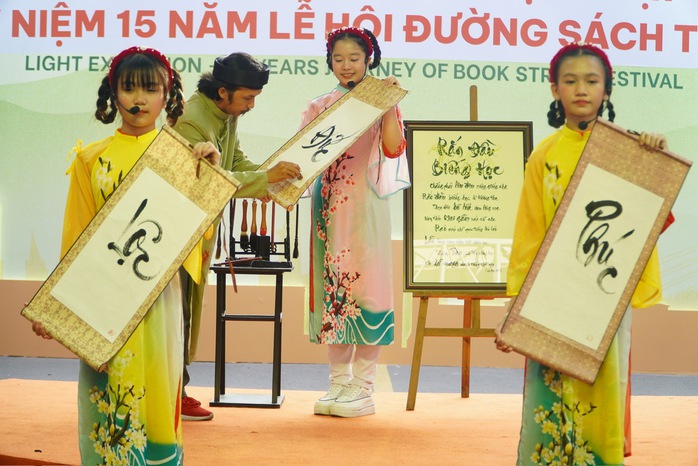 Xé túi mù, nhận lì xì...ở Lễ hội Đường Sách Tết- Ảnh 5. Xé túi mù, nhận lì xì...ở Lễ hội Đường Sách Tết- Ảnh 5.