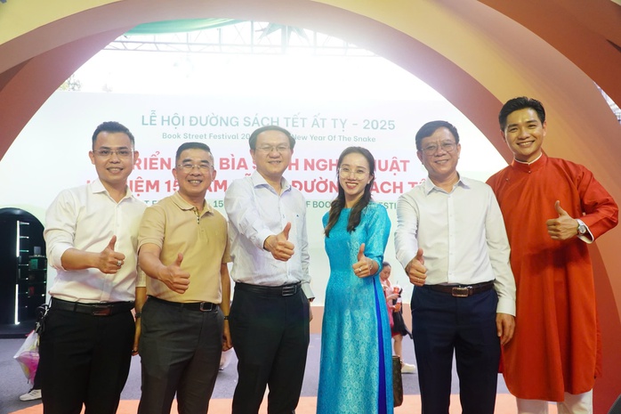 Xé túi mù, nhận lì xì...ở Lễ hội Đường Sách Tết- Ảnh 15. Xé túi mù, nhận lì xì...ở Lễ hội Đường Sách Tết- Ảnh 15.