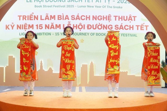 Xé túi mù, nhận lì xì...ở Lễ hội Đường Sách Tết- Ảnh 14. Xé túi mù, nhận lì xì...ở Lễ hội Đường Sách Tết- Ảnh 14.