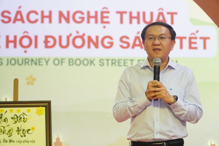 Xé túi mù, nhận lì xì...ở Lễ hội Đường Sách Tết- Ảnh 2. Xé túi mù, nhận lì xì...ở Lễ hội Đường Sách Tết- Ảnh 2.