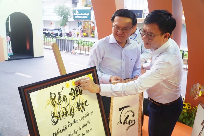 Xé túi mù, nhận lì xì...ở Lễ hội Đường Sách Tết- Ảnh 7. Xé túi mù, nhận lì xì...ở Lễ hội Đường Sách Tết- Ảnh 7.