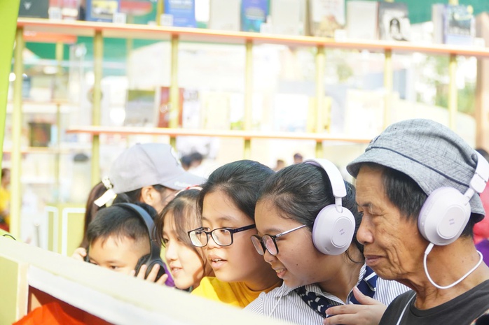 Xé túi mù, nhận lì xì...ở Lễ hội Đường Sách Tết- Ảnh 10. Xé túi mù, nhận lì xì...ở Lễ hội Đường Sách Tết- Ảnh 10.