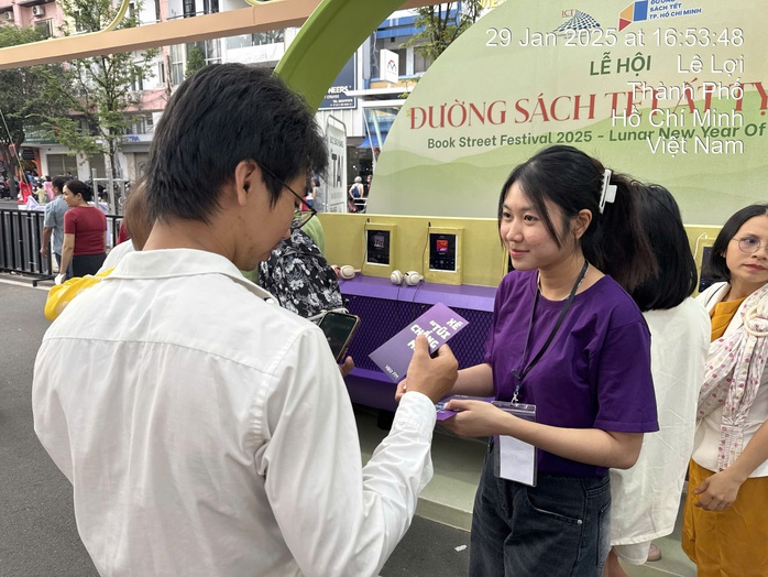 Xé túi mù, nhận lì xì...ở Lễ hội Đường Sách Tết- Ảnh 11. Xé túi mù, nhận lì xì...ở Lễ hội Đường Sách Tết- Ảnh 11.