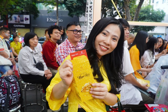 Xé túi mù, nhận lì xì...ở Lễ hội Đường Sách Tết- Ảnh 9. Xé túi mù, nhận lì xì...ở Lễ hội Đường Sách Tết- Ảnh 9.