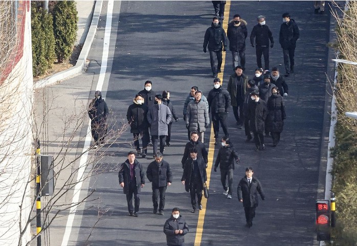 Lực lượng điều tra rời khỏi dinh thự tổng thống tại Seoul sau khi không thể bắt giữ ông Yoon Suk-yeol hôm 3-1. Ảnh: YONHAP Lực lượng điều tra rời khỏi dinh thự tổng thống tại Seoul sau khi không thể bắt giữ ông Yoon Suk-yeol hôm 3-1. Ảnh: YONHAP