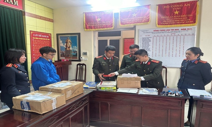 Triệt phá đường dây quy mô lớn làm giả tài liệu của cơ quan tổ chức- Ảnh 1. Triệt phá đường dây quy mô lớn làm giả tài liệu của cơ quan tổ chức- Ảnh 1.