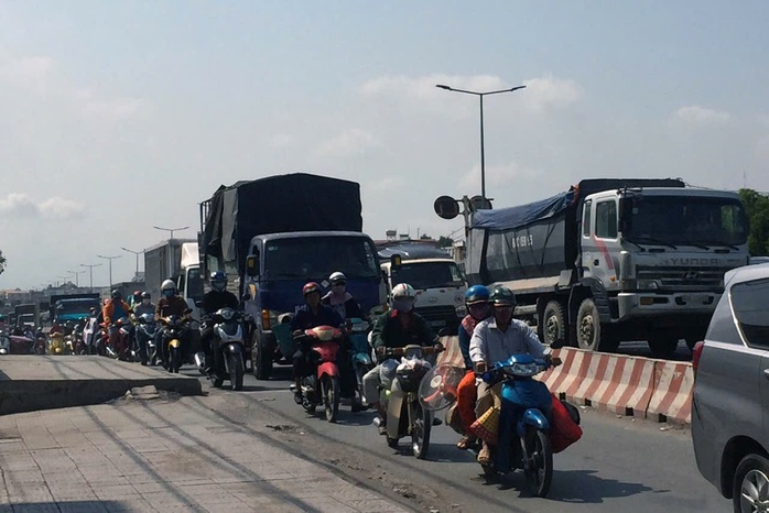 CSGT nói về việc “hàng dài xe ùn ứ không dám vượt trên Quốc lộ 51 vì đèn đỏ trục trặc”- Ảnh 1. CSGT nói về việc “hàng dài xe ùn ứ không dám vượt trên Quốc lộ 51 vì đèn đỏ trục trặc”- Ảnh 1.
