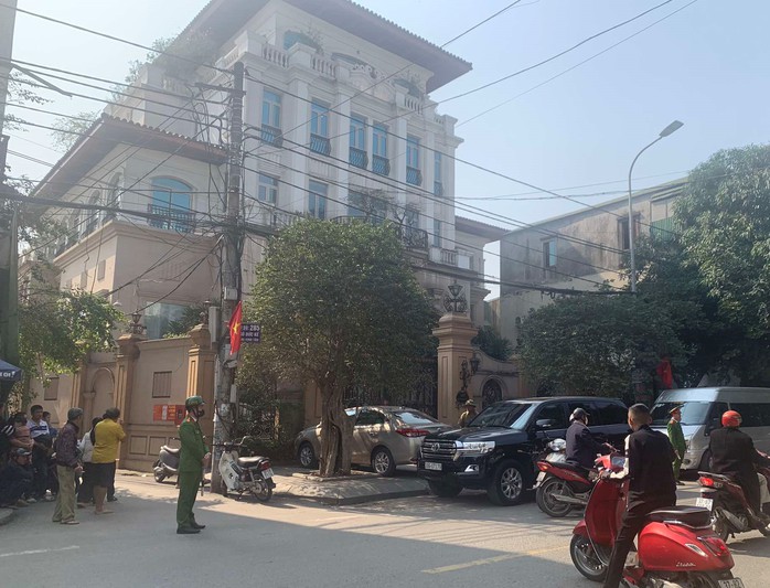 VIDEO: Nhiều xe công an xuất hiện trước nhà nữ đại gia xăng dầu DKC- Ảnh 1. VIDEO: Nhiều xe công an xuất hiện trước nhà nữ đại gia xăng dầu DKC- Ảnh 1.