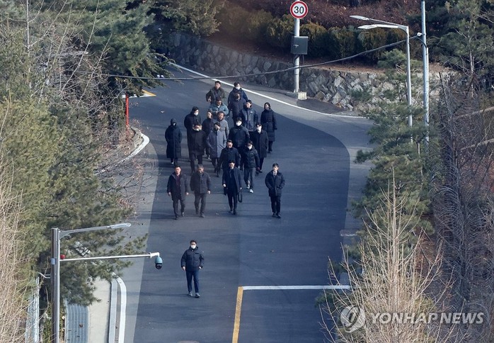 Nhóm điều tra rút lui trưa 3-1. Ảnh: Yonhap Nhóm điều tra rút lui trưa 3-1. Ảnh: Yonhap