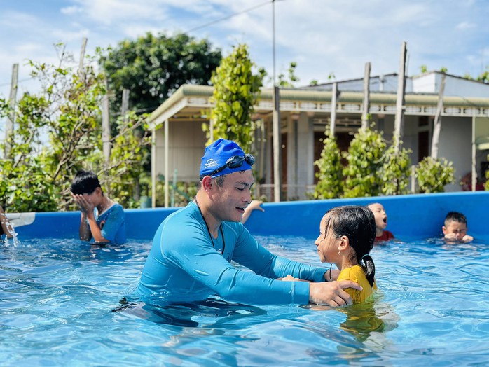 Bài dự thi cuộc thi viết "Lòng tốt quanh ta": Vợ chồng thầy giáo hết lòng vì học trò nghèo- Ảnh 1. Bài dự thi cuộc thi viết "Lòng tốt quanh ta": Vợ chồng thầy giáo hết lòng vì học trò nghèo- Ảnh 1.