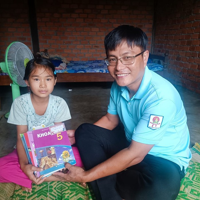 Bài dự thi cuộc thi viết "Lòng tốt quanh ta": Vợ chồng thầy giáo hết lòng vì học trò nghèo- Ảnh 3. Bài dự thi cuộc thi viết "Lòng tốt quanh ta": Vợ chồng thầy giáo hết lòng vì học trò nghèo- Ảnh 3.