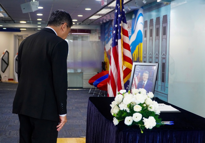 Lãnh đạo TP HCM ghi sổ tang, tưởng niệm cựu Tổng thống Mỹ Jimmy Carter- Ảnh 4. Lãnh đạo TP HCM ghi sổ tang, tưởng niệm cựu Tổng thống Mỹ Jimmy Carter- Ảnh 4.