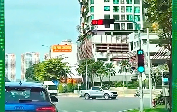 Xôn xao clip "ô tô đi đến đâu đèn xanh bật đến đó"- Ảnh 1. Xôn xao clip "ô tô đi đến đâu đèn xanh bật đến đó"- Ảnh 1.