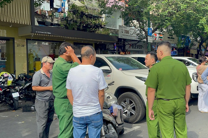 TP HCM: Công an đưa 4 người về trụ sở sau phản ánh của Báo Người Lao Động- Ảnh 4. TP HCM: Công an đưa 4 người về trụ sở sau phản ánh của Báo Người Lao Động- Ảnh 4.