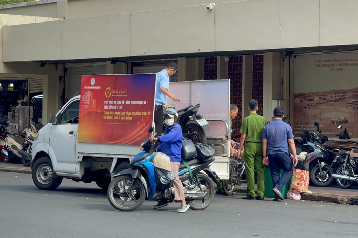 TP HCM: Công an đưa 4 người về trụ sở sau phản ánh của Báo Người Lao Động- Ảnh 2. TP HCM: Công an đưa 4 người về trụ sở sau phản ánh của Báo Người Lao Động- Ảnh 2.