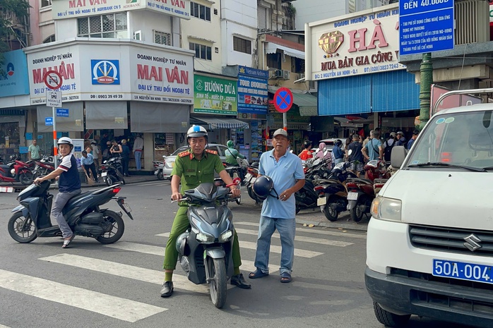 TP HCM: Công an đưa 4 người về trụ sở sau phản ánh của Báo Người Lao Động- Ảnh 3. TP HCM: Công an đưa 4 người về trụ sở sau phản ánh của Báo Người Lao Động- Ảnh 3.
