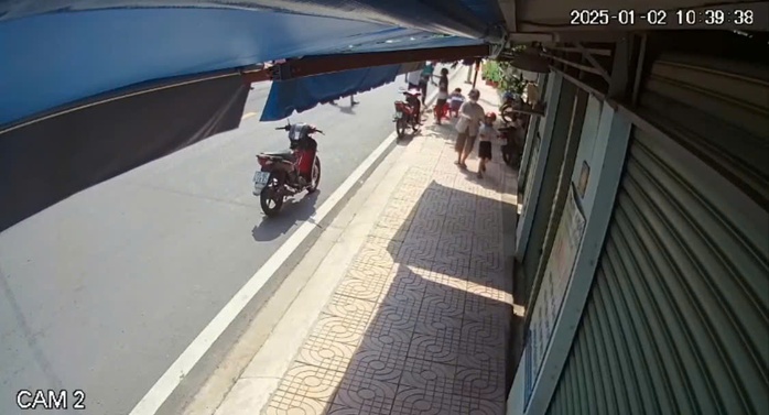 Camera ghi lại cảnh hỗn chiến kinh hoàng ở Thủ Đức- Ảnh 1. Camera ghi lại cảnh hỗn chiến kinh hoàng ở Thủ Đức- Ảnh 1.