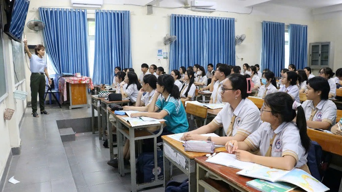 Những lớp học "chạy" ở TP HCM đón đầu kỳ thi tốt nghiệp - Ảnh 2. Những lớp học "chạy" ở TP HCM đón đầu kỳ thi tốt nghiệp - Ảnh 2.