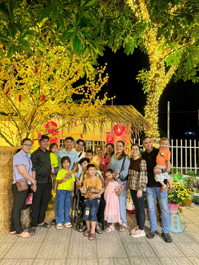 Cuộc thi viết "TẾT THỜI SỐ": Dù đôi chân hạn chế, mùa xuân vẫn đến với tôi trọn vẹn!- Ảnh 1. Cuộc thi viết "TẾT THỜI SỐ": Dù đôi chân hạn chế, mùa xuân vẫn đến với tôi trọn vẹn!- Ảnh 1.