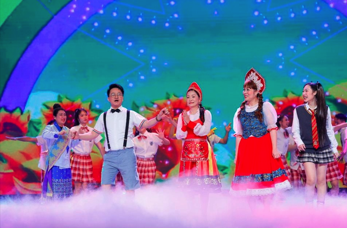 "Gala cười" giúp khán giả "Bật tiếng cười lên"- Ảnh 3. "Gala cười" giúp khán giả "Bật tiếng cười lên"- Ảnh 3.