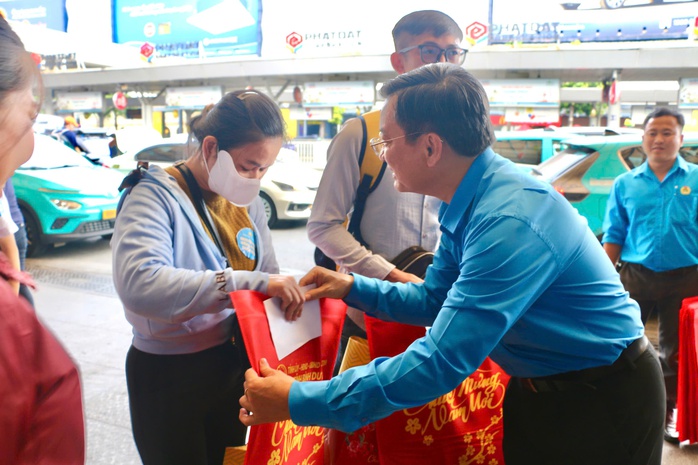 Bình Dương chăm lo Tết chu đáo cho người lao động xa quê- Ảnh 4. Bình Dương chăm lo Tết chu đáo cho người lao động xa quê- Ảnh 4.