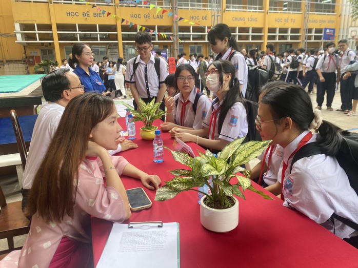Những lớp học "chạy" ở TP HCM đón đầu kỳ thi tốt nghiệp - Ảnh 1. Những lớp học "chạy" ở TP HCM đón đầu kỳ thi tốt nghiệp - Ảnh 1.