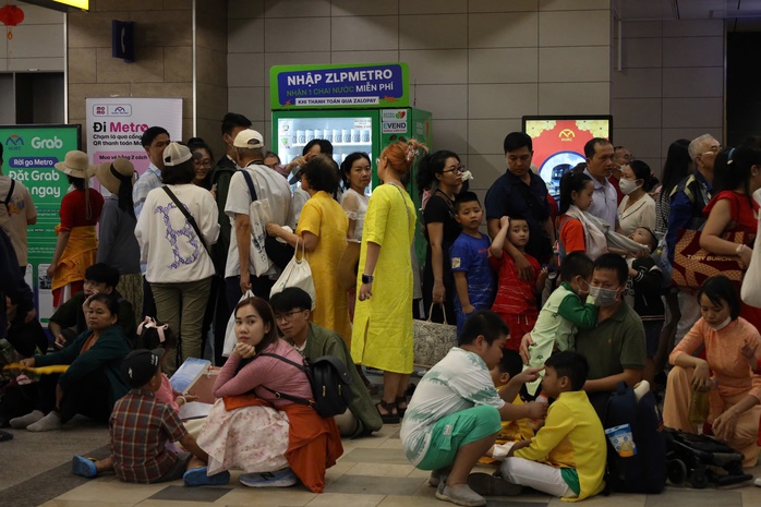 Ngày Mùng 2 Tết, metro số 1 đông nghẹt người - Ảnh 1. Ngày Mùng 2 Tết, metro số 1 đông nghẹt người - Ảnh 1.