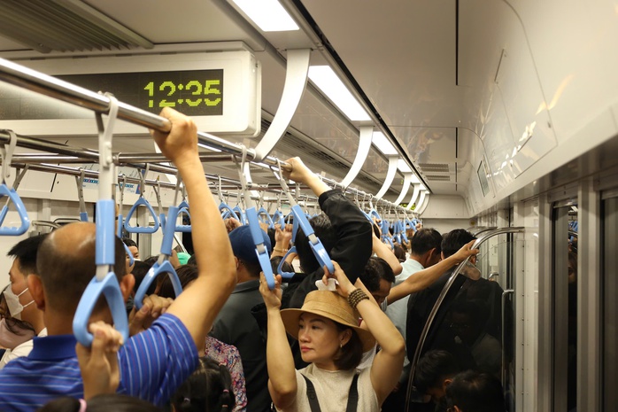 Hơn 55.000 người đi metro ngày mùng 1 Tết Ất Tỵ- Ảnh 1. Hơn 55.000 người đi metro ngày mùng 1 Tết Ất Tỵ- Ảnh 1.
