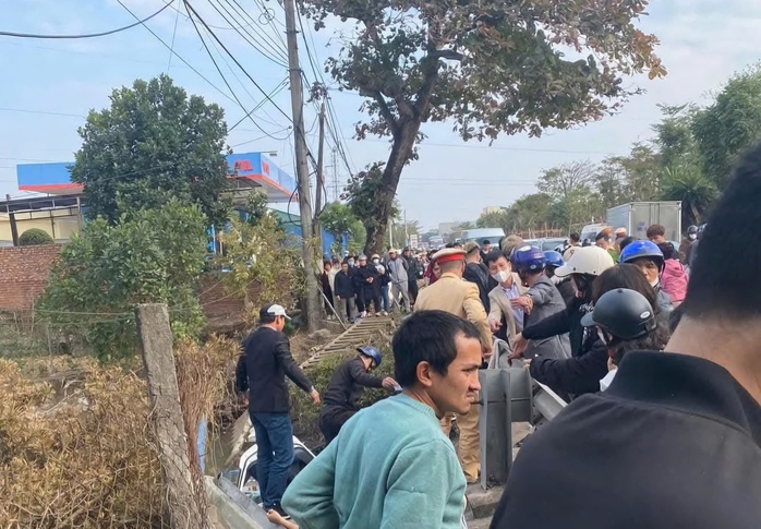 Ô tô lạc tay lái lao xuống mương nước, 7 người tử vong- Ảnh 1. Ô tô lạc tay lái lao xuống mương nước, 7 người tử vong- Ảnh 1.