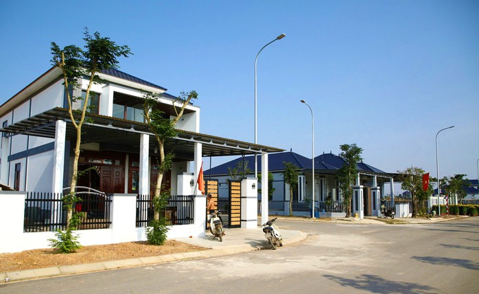 Nhận tiền "trên trời rơi xuống", dân làng xây nhà tiền tỉ- Ảnh 1. Nhận tiền "trên trời rơi xuống", dân làng xây nhà tiền tỉ- Ảnh 1.