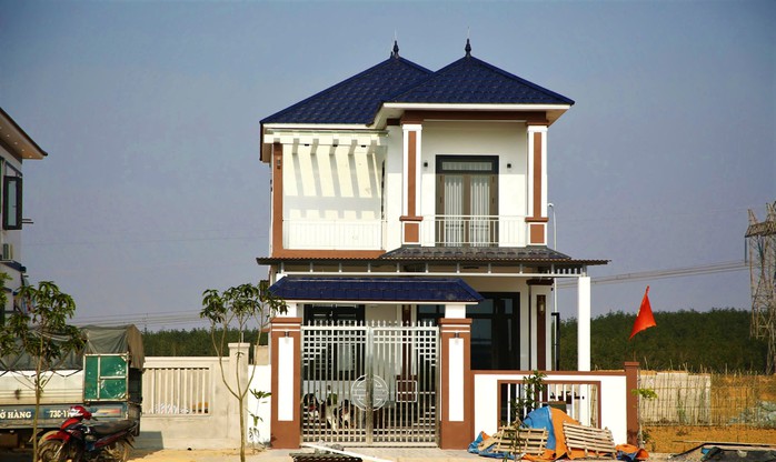 Nhận tiền "trên trời rơi xuống", dân làng xây nhà tiền tỉ- Ảnh 4. Nhận tiền "trên trời rơi xuống", dân làng xây nhà tiền tỉ- Ảnh 4.