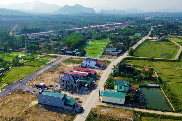 Nhận tiền "trên trời rơi xuống", dân làng xây nhà tiền tỉ- Ảnh 3. Nhận tiền "trên trời rơi xuống", dân làng xây nhà tiền tỉ- Ảnh 3.