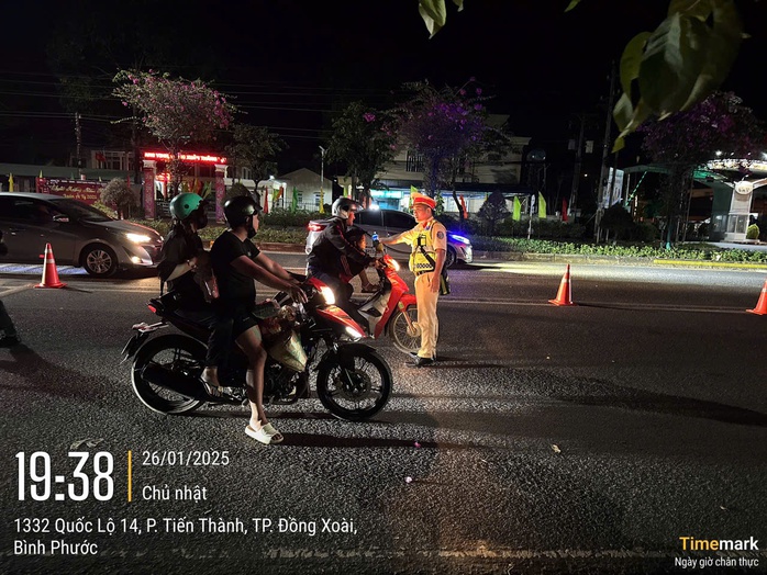 CSGT Bình Phước xử phạt nhiều trường hợp vi phạm nồng độ cồn trong dịp Tết- Ảnh 2. CSGT Bình Phước xử phạt nhiều trường hợp vi phạm nồng độ cồn trong dịp Tết- Ảnh 2.