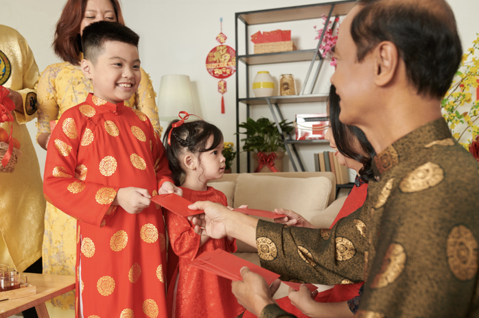 Cha mẹ giúp con ứng xử phù hợp khi chúc Tết và nhận lì xì - Ảnh 1. Cha mẹ giúp con ứng xử phù hợp khi chúc Tết và nhận lì xì - Ảnh 1.