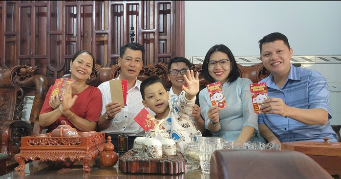 Cha mẹ giúp con ứng xử phù hợp khi chúc Tết và nhận lì xì - Ảnh 2. Cha mẹ giúp con ứng xử phù hợp khi chúc Tết và nhận lì xì - Ảnh 2.