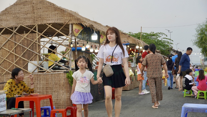 Khách nườm nượp đổ về “chợ quê giữa cánh đồng” dịp Tết - Ảnh 3. Khách nườm nượp đổ về “chợ quê giữa cánh đồng” dịp Tết - Ảnh 3.