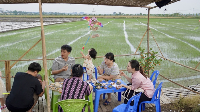 Khách nườm nượp đổ về “chợ quê giữa cánh đồng” dịp Tết - Ảnh 5. Khách nườm nượp đổ về “chợ quê giữa cánh đồng” dịp Tết - Ảnh 5.