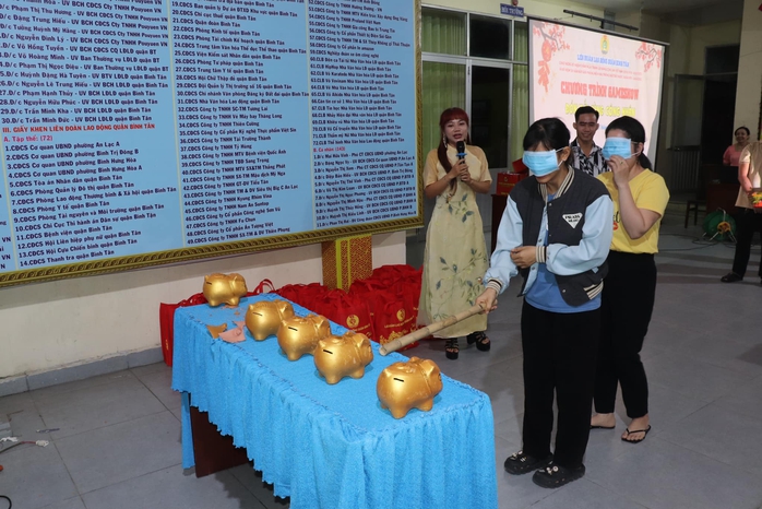 100 gia đình công nhân khó khăn lần đầu du xuân tại Đường hoa Nguyễn Huệ- Ảnh 5. 100 gia đình công nhân khó khăn lần đầu du xuân tại Đường hoa Nguyễn Huệ- Ảnh 5.