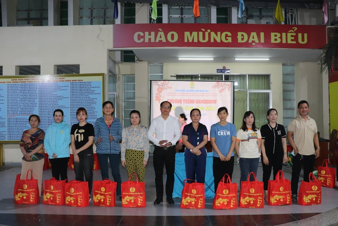 100 gia đình công nhân khó khăn lần đầu du xuân tại Đường hoa Nguyễn Huệ- Ảnh 4. 100 gia đình công nhân khó khăn lần đầu du xuân tại Đường hoa Nguyễn Huệ- Ảnh 4.